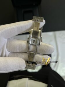 نمای نزدیک ساعت Audemars Piguet Royal Oak با صفحه اسکلتون و قفل پروانهای